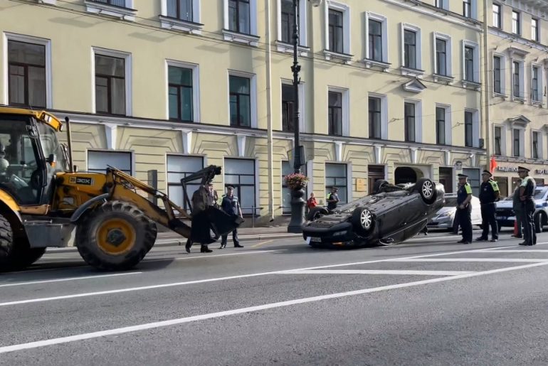 Инспекторы ГАИ поставили на колеса перевернувшийся на Невском Volkswagen