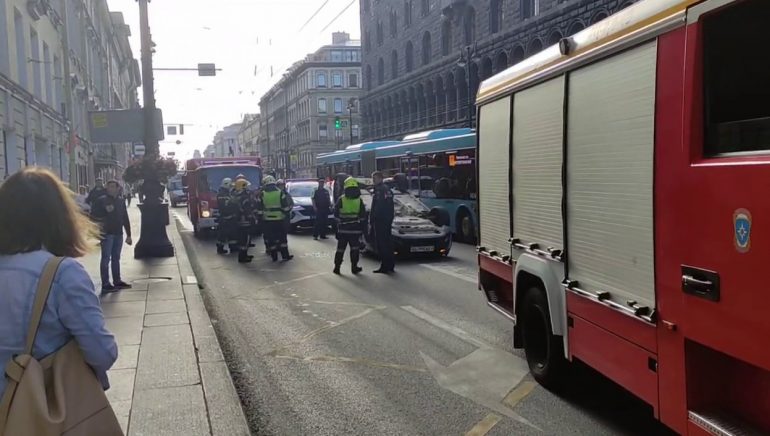 Инспекторы ГАИ поставили на колеса перевернувшийся на Невском Volkswagen