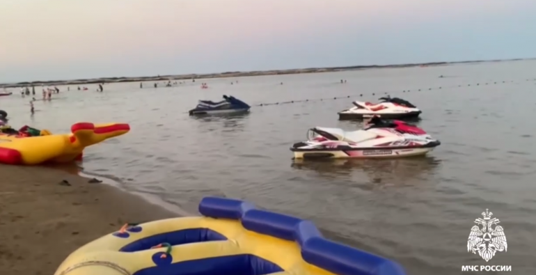 Мужчина пропал после столкновении сапбордов и тюбинга в Каспийском море