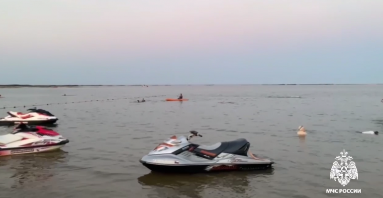 Мужчина пропал после столкновении сапбордов и тюбинга в Каспийском море