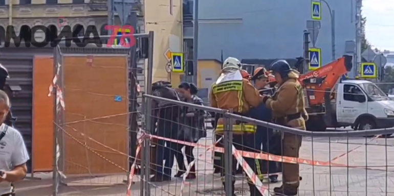 Жильцов дома на Большой Зелениной под конвоем МЧС пускают за вещами