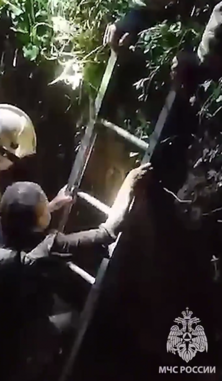 Сотрудники МЧС вытащили женщину из трехметровой ямы с водой