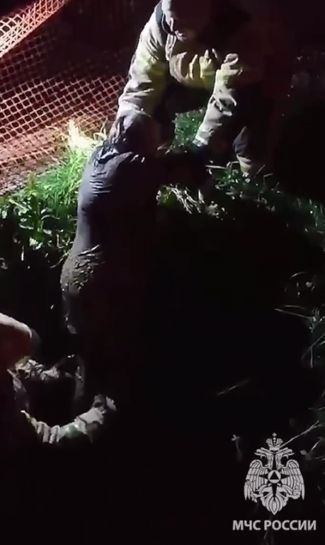 Сотрудники МЧС вытащили женщину из трехметровой ямы с водой