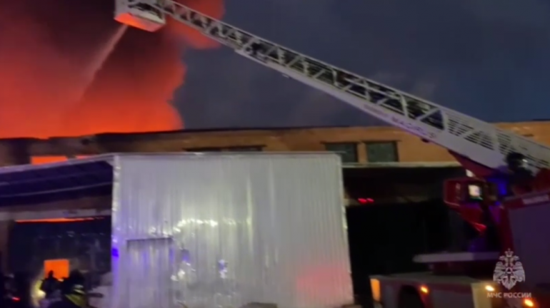 Двое работников пострадали в пожаре на 800 «квадратов» на складе в Предпортовом