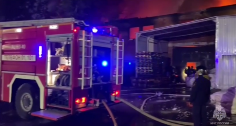 Двое работников пострадали в пожаре на 800 «квадратов» на складе в Предпортовом