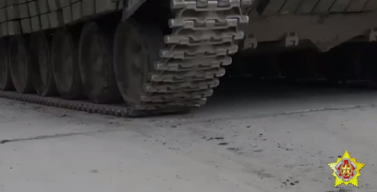 Минобороны Беларуси показало кадры переброски танков к границе с Украиной