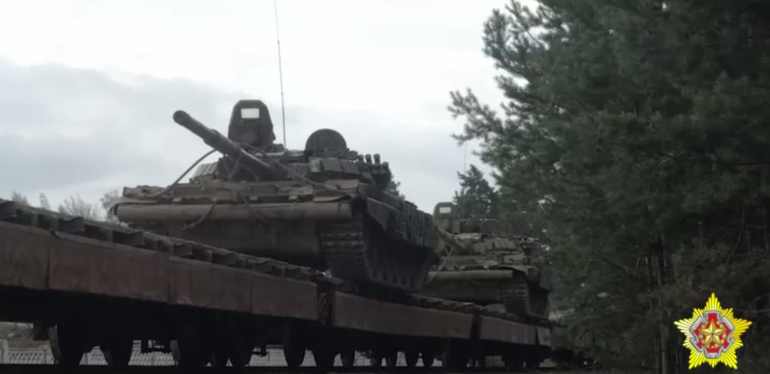 Минобороны Беларуси показало кадры переброски танков к границе с Украиной