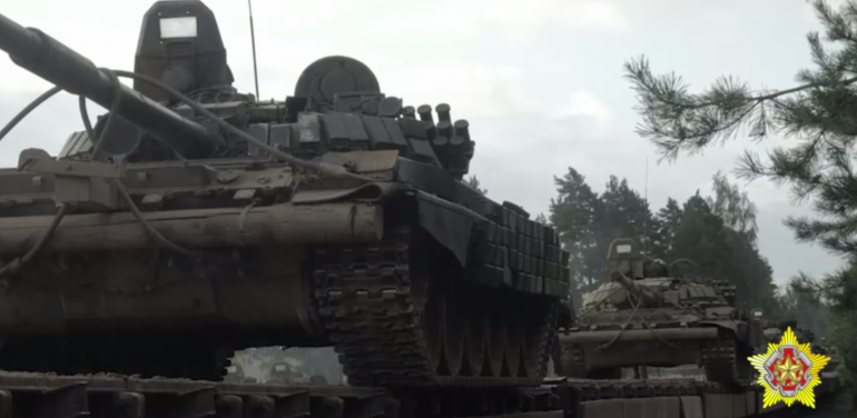 Минобороны Беларуси показало кадры переброски танков к границе с Украиной