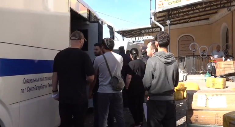 Полиция провела рейд в Апраксином дворе