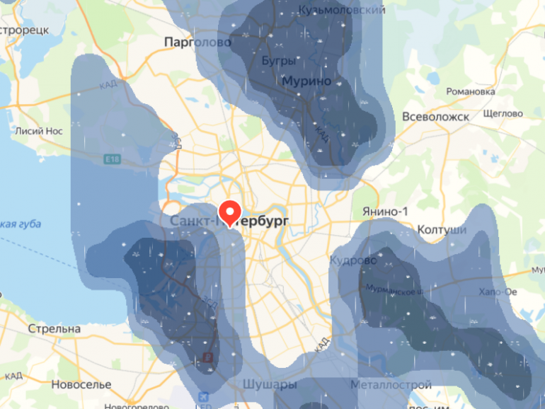 Люди прячутся от ливня в метро «Приморская», а в Мурино из-за него пищат машины