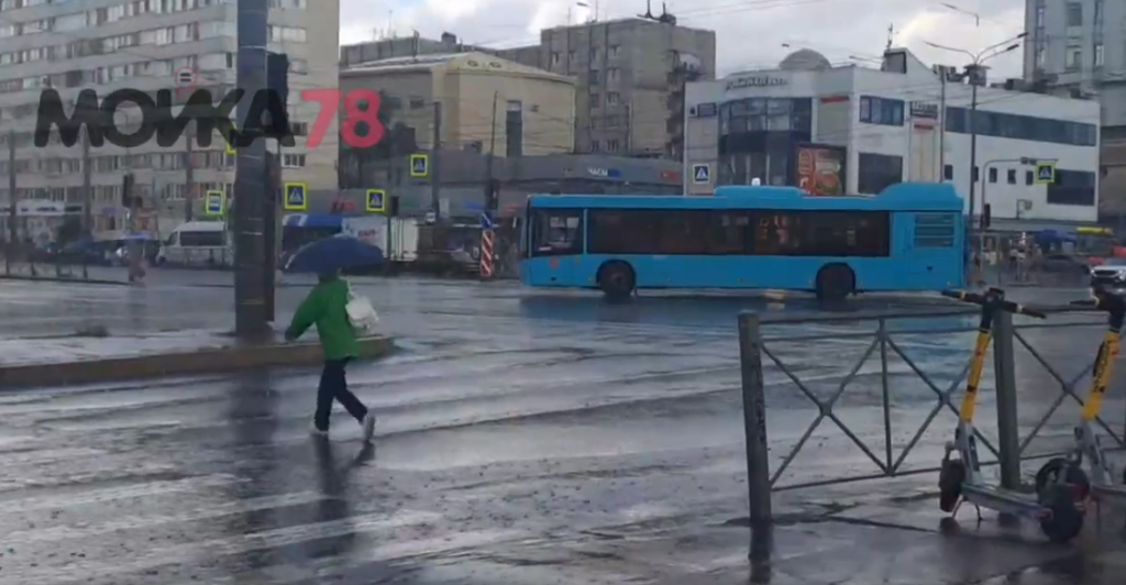 Люди прячутся от ливня в метро «Приморская», а в Мурино из-за него пищат машины