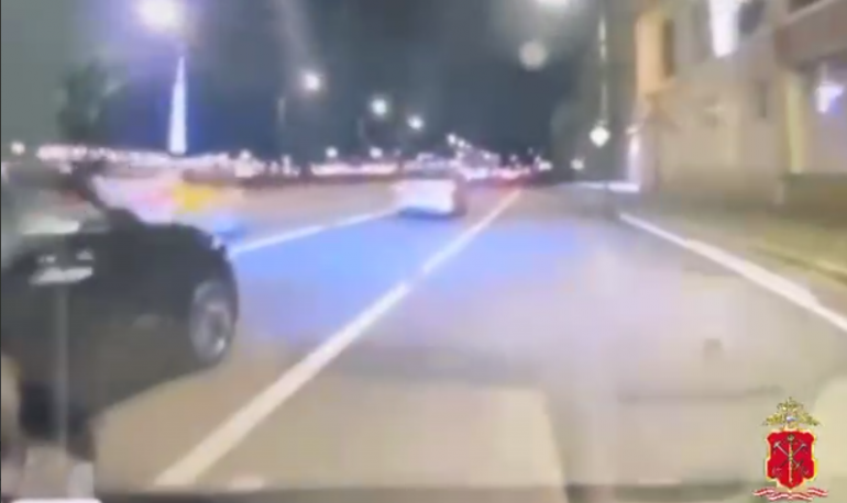 На Пироговской набережной «Киа» намотало на столб после ДТП с «Опелем»