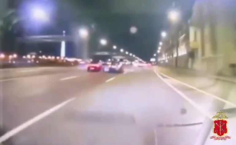 На Пироговской набережной «Киа» намотало на столб после ДТП с «Опелем»