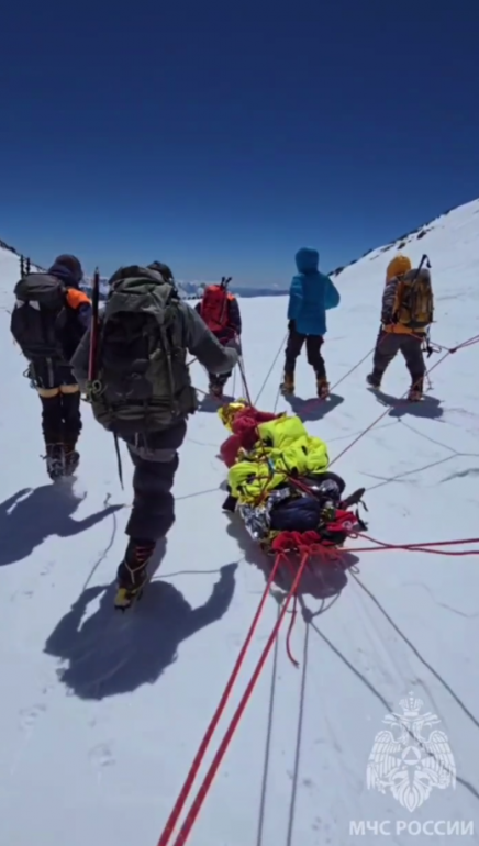 Спасатели МЧС эвакуировали с Эльбруса вторую за сутки альпинистку из Индии