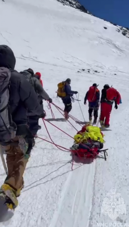 Спасатели МЧС эвакуировали с Эльбруса вторую за сутки альпинистку из Индии
