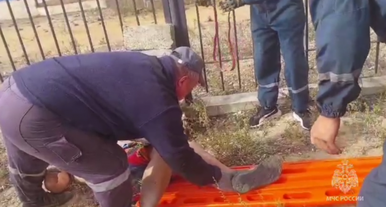 В Якутске мужчина два часа звал на помощь со штырем в ноге