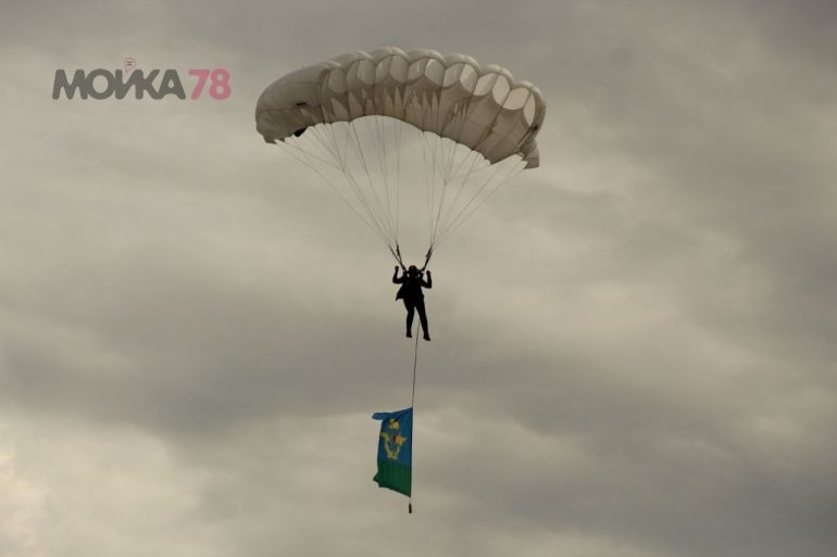 Из вертолета Ми-8 на берег парка 300-летия высадились десантники