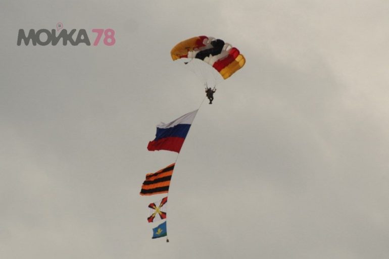 Из вертолета Ми-8 на берег парка 300-летия высадились десантники