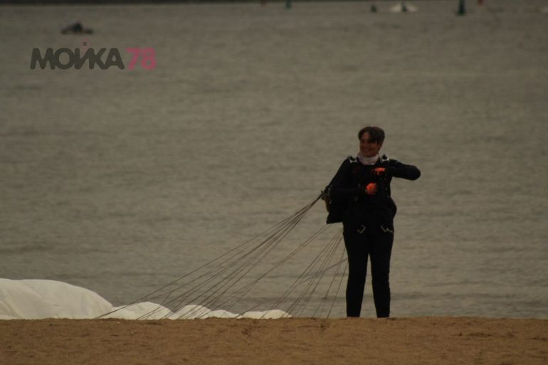 Из вертолета Ми-8 на берег парка 300-летия высадились десантники