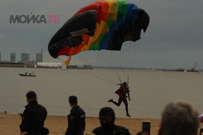 Из вертолета Ми-8 на берег парка 300-летия высадились десантники