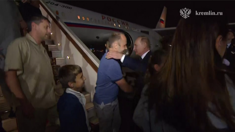 Путин встретил у самолета вернувшихся после обмена заключенными россиян