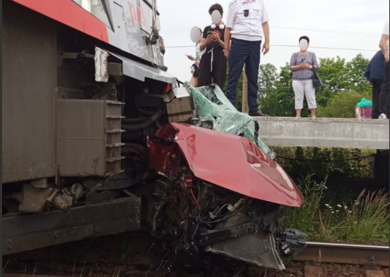 Поезд «Орлан» в Сортавалу разорвал на переезде «Ниву»