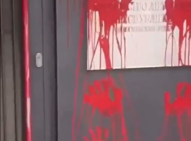 Литва вручила РФ ноту протеста из-за облитого красной краской посольства