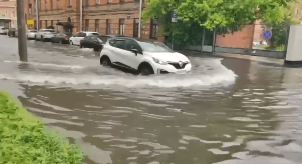 Петроградку после ливня затопило по колено