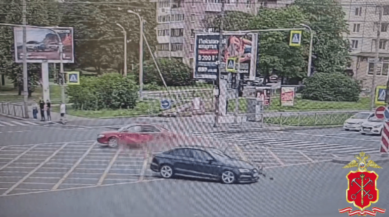На Пискаревском две «Ауди» не поделили дорогу, пешеход в больнице