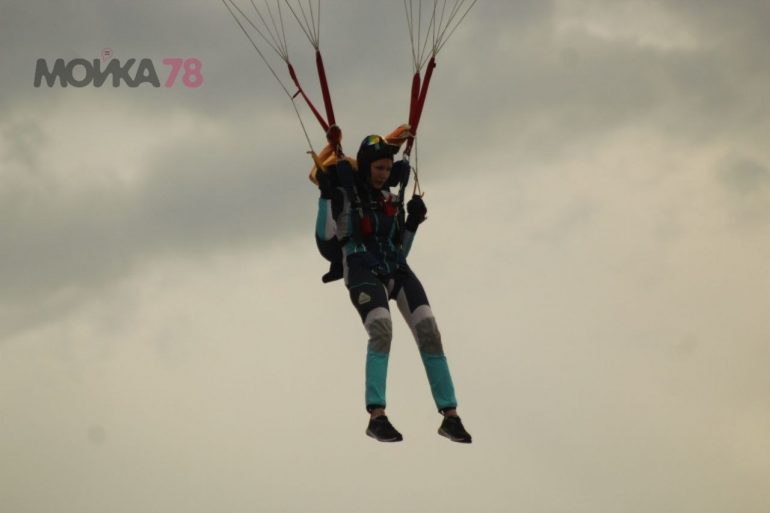 Из вертолета Ми-8 на берег парка 300-летия высадились десантники