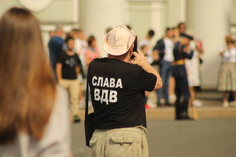 Участник шествия колонны ВДВ по Миллионной отжимается