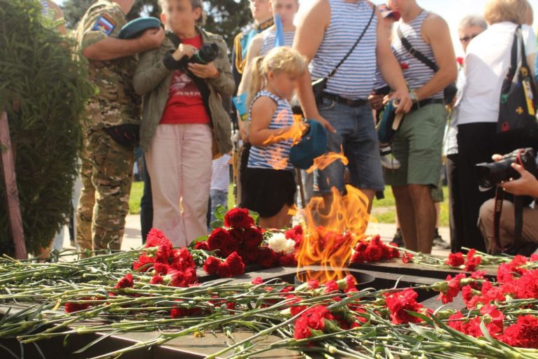 Десантники возложили цветы к Вечному огню на Марсовом поле