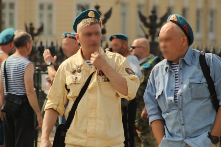 Участник шествия колонны ВДВ по Миллионной отжимается