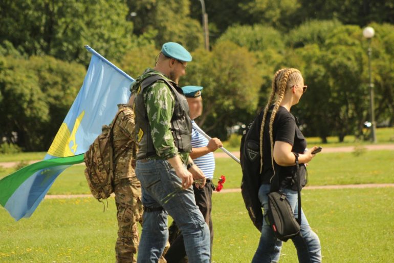 Десантники возложили цветы к Вечному огню на Марсовом поле