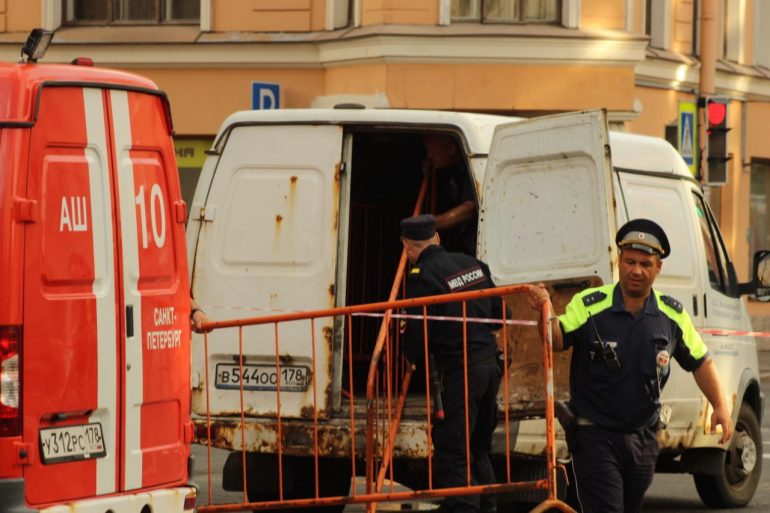 Смольный назвал ЧП на Большой Зелениной контролируемым оседанием. Что известно к этому часу