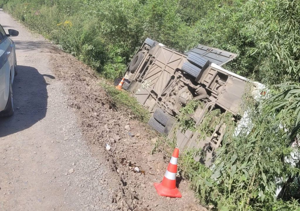 Автобус с туристами перевернулся под Красноярском, пострадали 10 человек