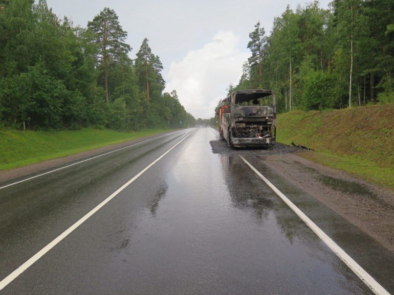 В Шумилово выгорел автобус Приозерск-Петербург, пассажиры спаслись