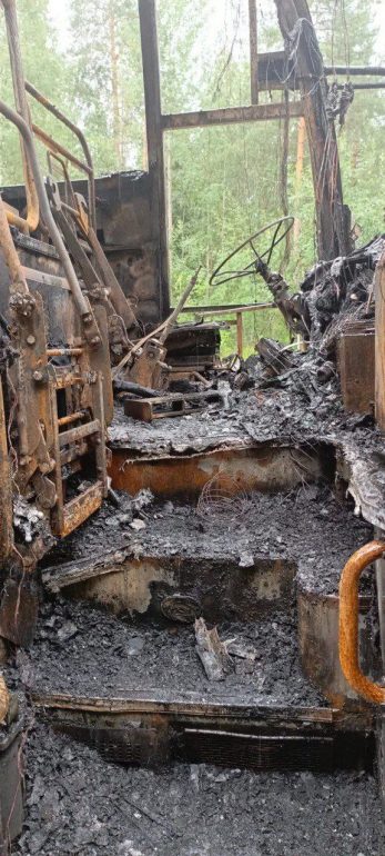 В Шумилово выгорел автобус Приозерск-Петербург, пассажиры спаслись