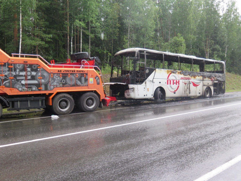 В Шумилово выгорел автобус Приозерск-Петербург, пассажиры спаслись