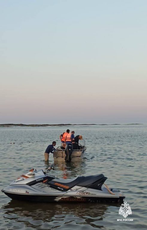 Мужчина пропал после столкновении сапбордов и тюбинга в Каспийском море