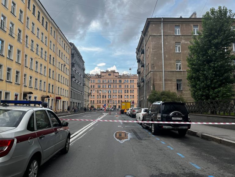 Смольный назвал ЧП на Большой Зелениной контролируемым оседанием. Что известно к этому часу