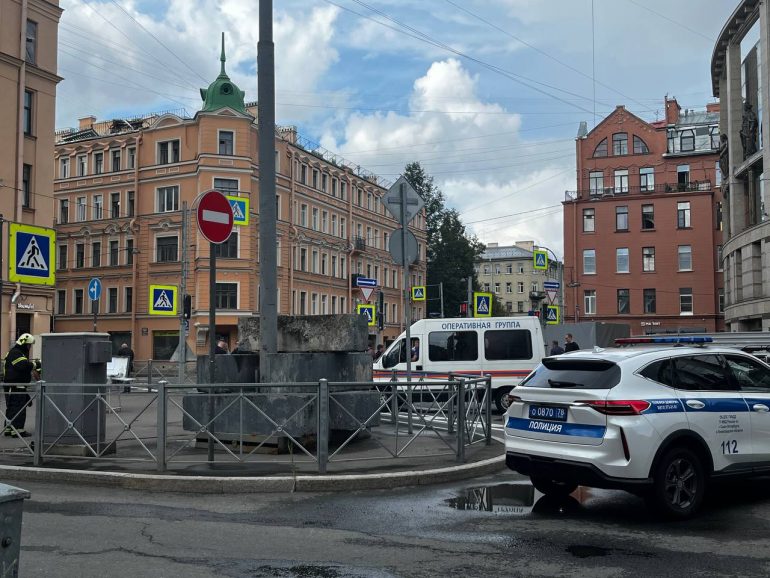 Смольный назвал ЧП на Большой Зелениной контролируемым оседанием. Что известно к этому часу