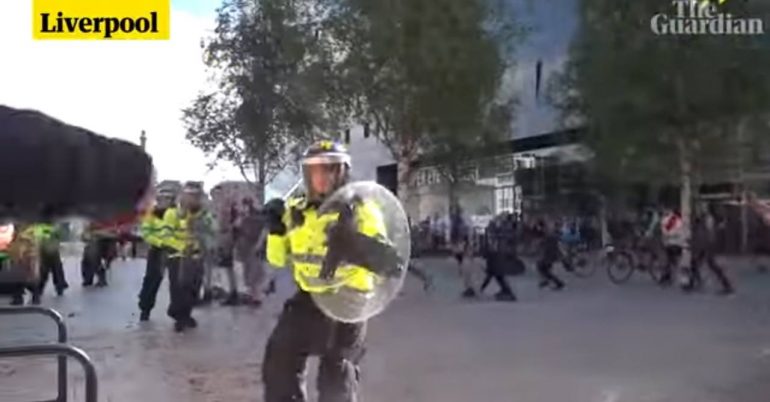 Посольство призвало россиян избегать мест скопления людей в Британии