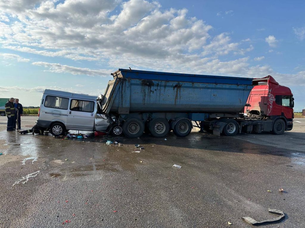 На Кубани три человека погибли и три пострадали в ДТП с микроавтобусом и фурой