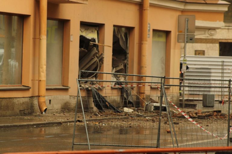 На портал "Наш Санкт-Петербург" после ЧП на Большой Зелениной жители массово жалуются на проблемы в домах