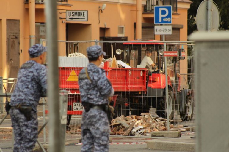 Жильцов дома на Большой Зелениной под конвоем МЧС пускают за вещами