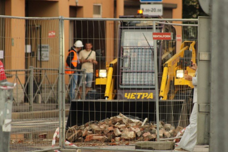 Жильцов дома на Большой Зелениной под конвоем МЧС пускают за вещами