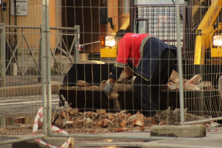 Жильцов дома на Большой Зелениной под конвоем МЧС пускают за вещами