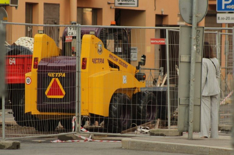 Жильцов дома на Большой Зелениной под конвоем МЧС пускают за вещами