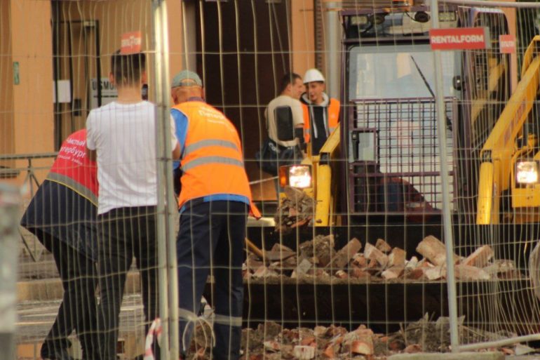 Жильцов дома на Большой Зелениной под конвоем МЧС пускают за вещами